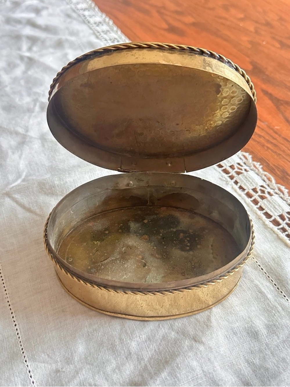 Vintage brass oval trinket jewelry keepsake box - Picture 3 of 9
